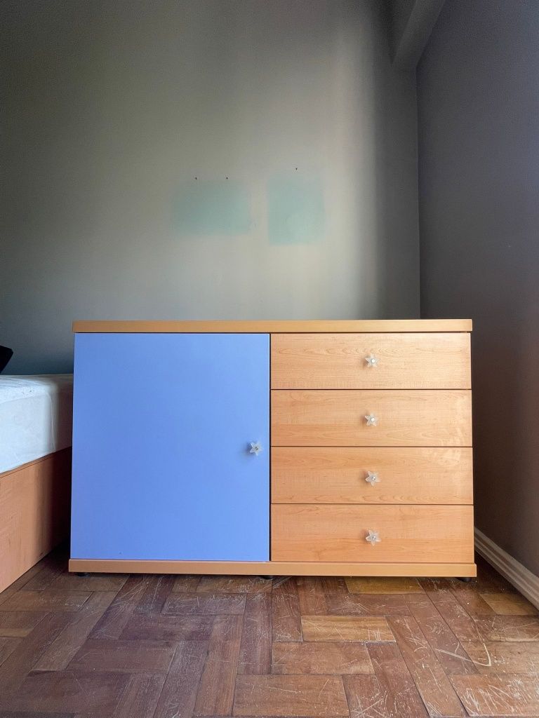 Conjunto Quarto Completo – Cama + Colchão + Mesa de Cabeceira + Cómoda