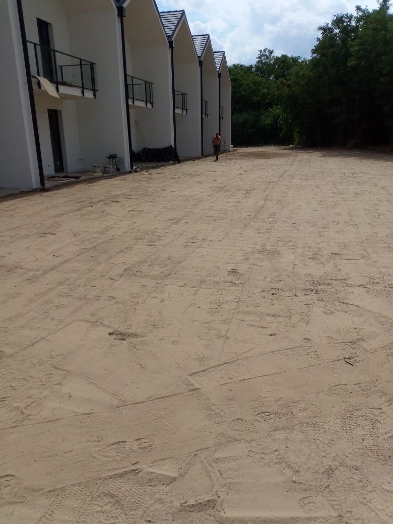 Zakładanie trawników glebogryzarka separacyjna maszynowy wysiew trawy