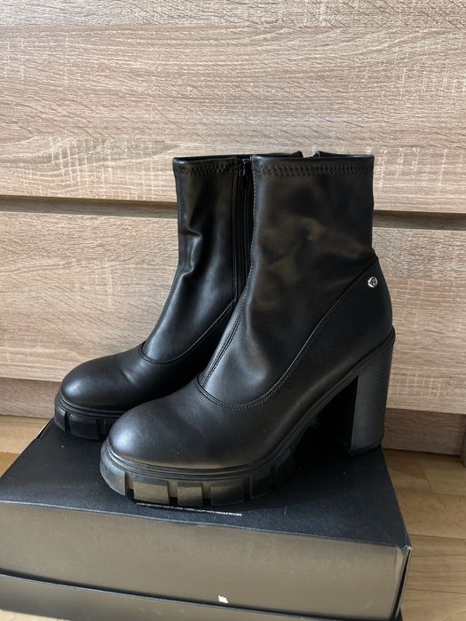 Ботинки женские на осень Guess