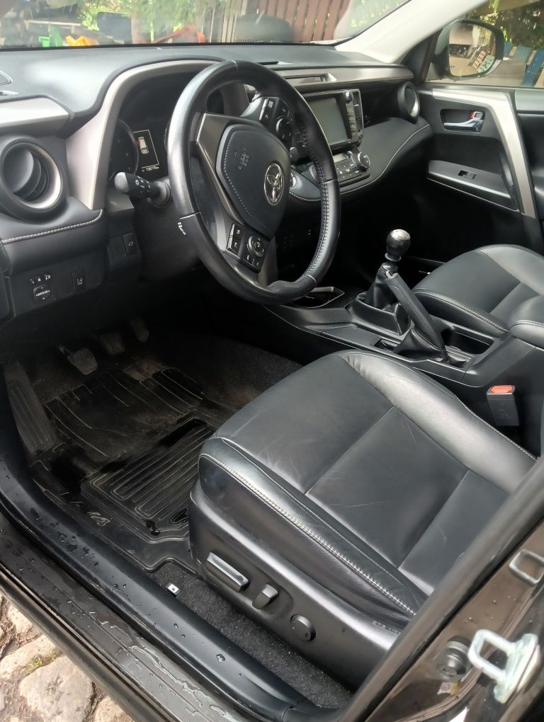SUV Toyota RAV4 Prestige,2017 rok.
