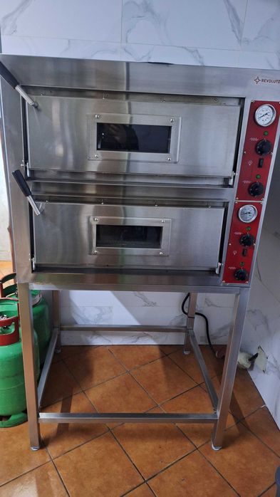 Piec do pizzy wraz z podstawką