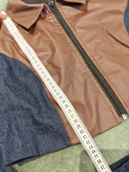 Dwuczęściowy komplet: krótka kurtka i plisowana spódnica