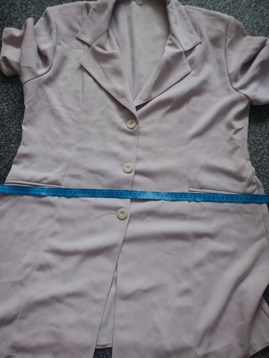 Kremowa beżowa sukienka mini, długi żakiet marynarka narzutka