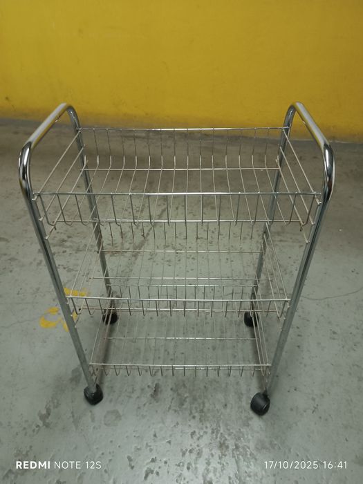 Carrinho de arrumação cromado com rodas