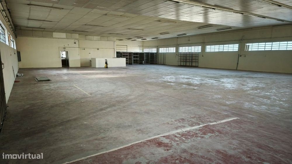 Armazém com 1100m2 área, com logradouro - Serzedo