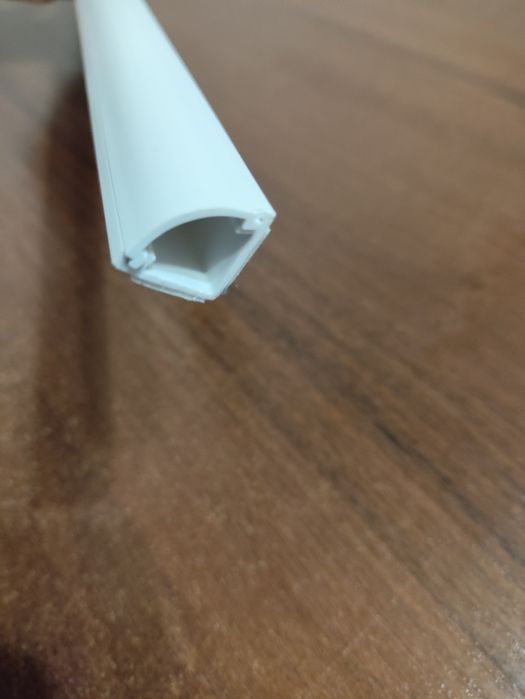 Угловой кабель короб самоклеющийся