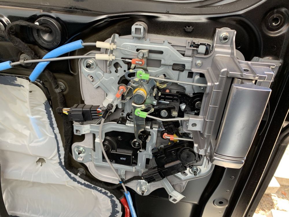 Дверь задня левая правая Hyundai Staria 2021-2025 задня ліва права