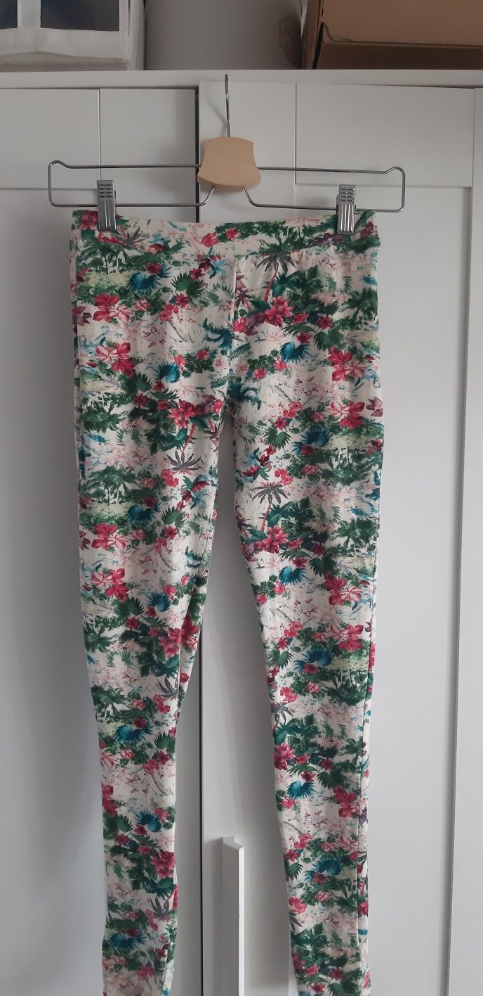 Legginsy damskie w kwiaty. Bershka.