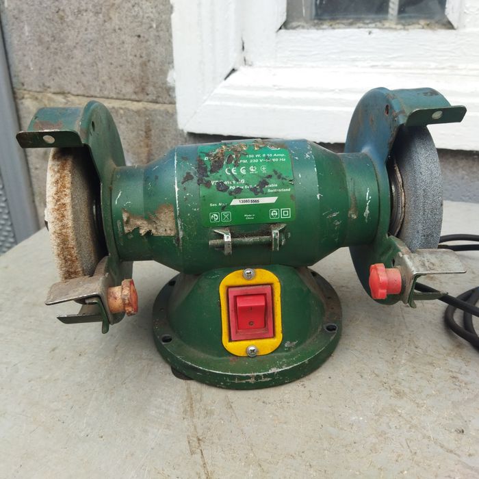 Точильный заточной станок Точило DWT 150