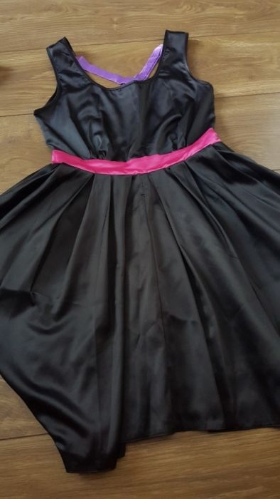 Sukienka czarna tulipan, kolorowe paski na plecach r.36 S.
