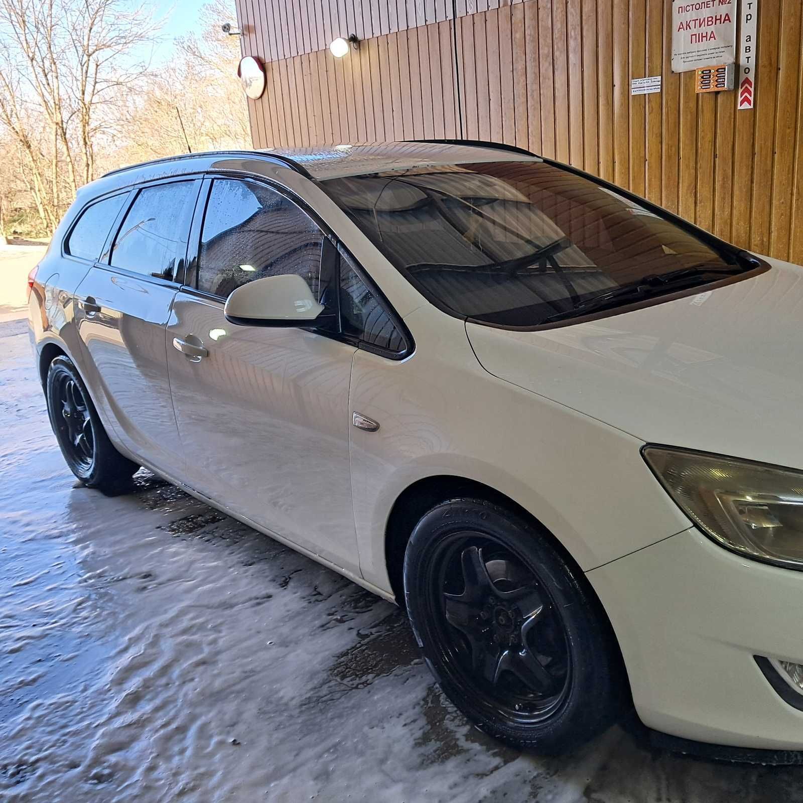 Продам Opel Astra J 2011