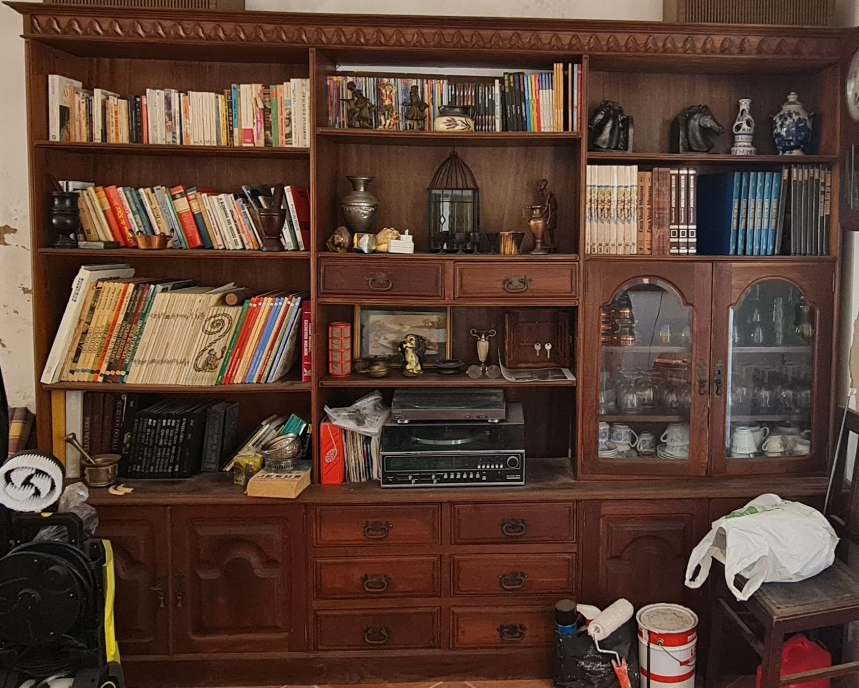 Várias mobílias de quarto em madeira maciça