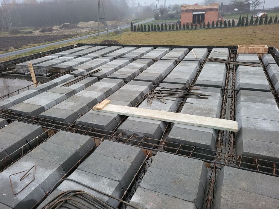 Stany surowe, stropy, murowanie ścian.