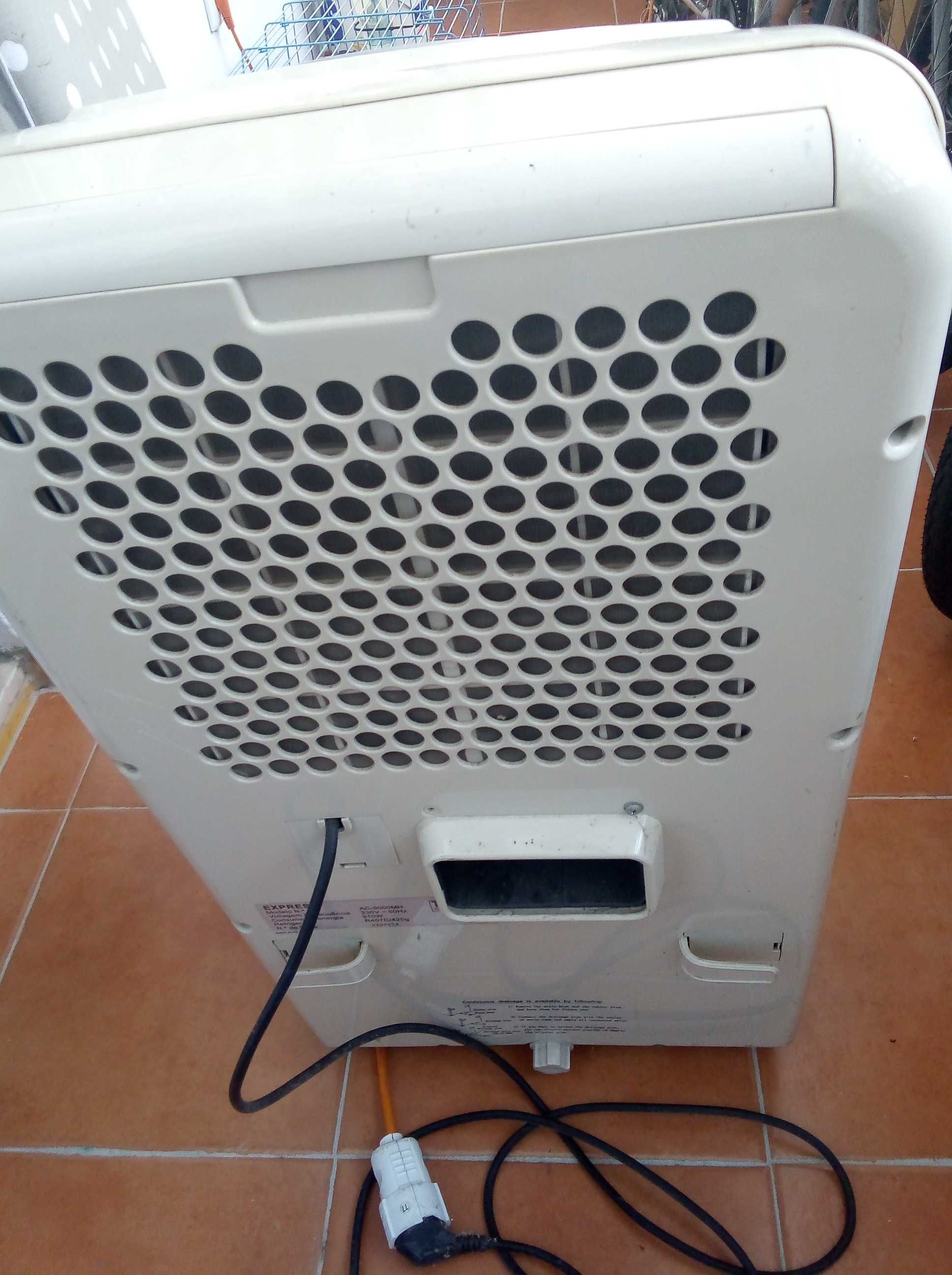 Ar Condicionado! Escolha a divisão e coloque-o lá. Rebaixa preço