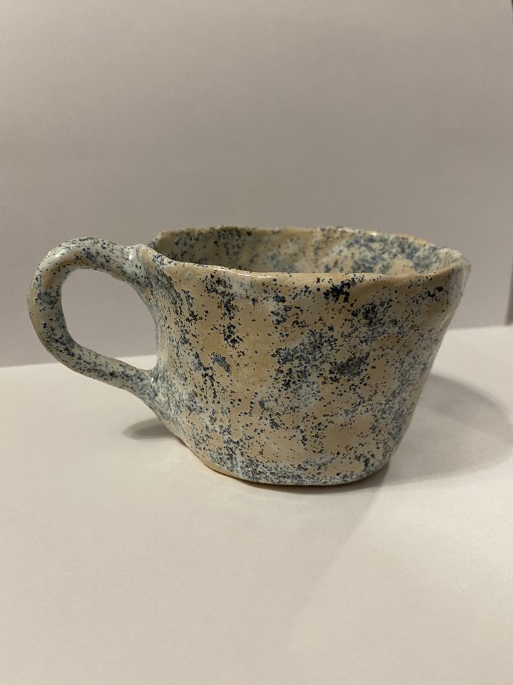 Ceramiczny kubek w niebieskie kropki z gliny DIY