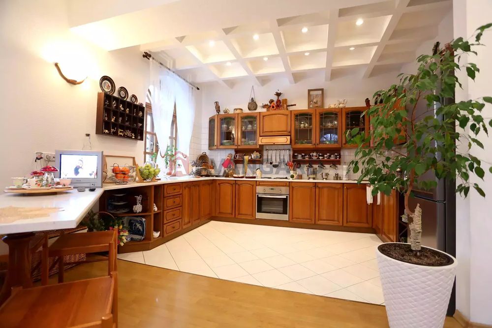 Продам 5 комн кв в Центре 99000$ c ремонтом
