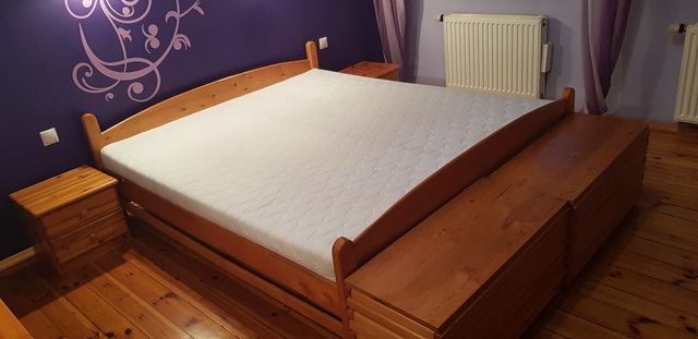 Drewniane łóżko ze skrzyniami i szafkami nocnymi plus materac
