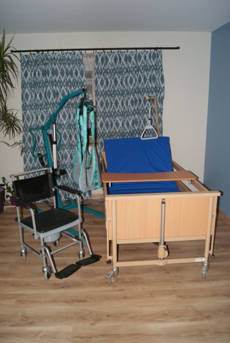 Łóżko rehabilitacyjne + materac + Podnośnik + stolik KOMPLET