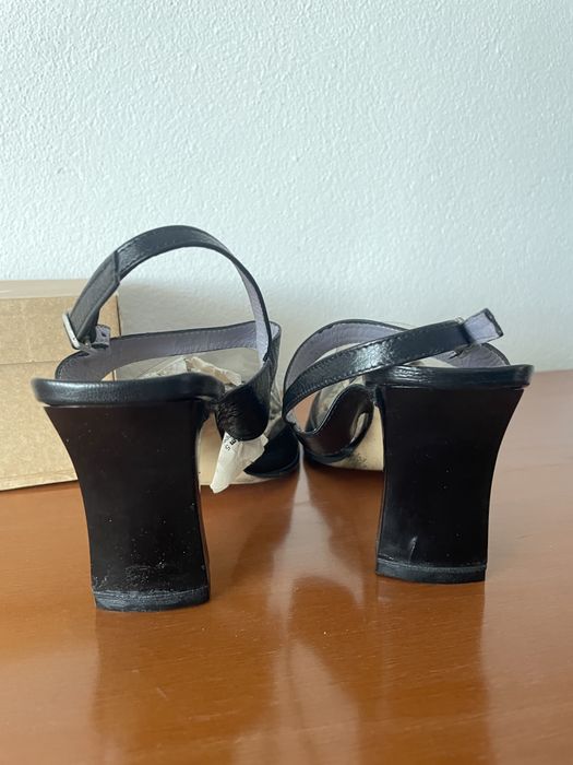 Sapato de salto alto de pele