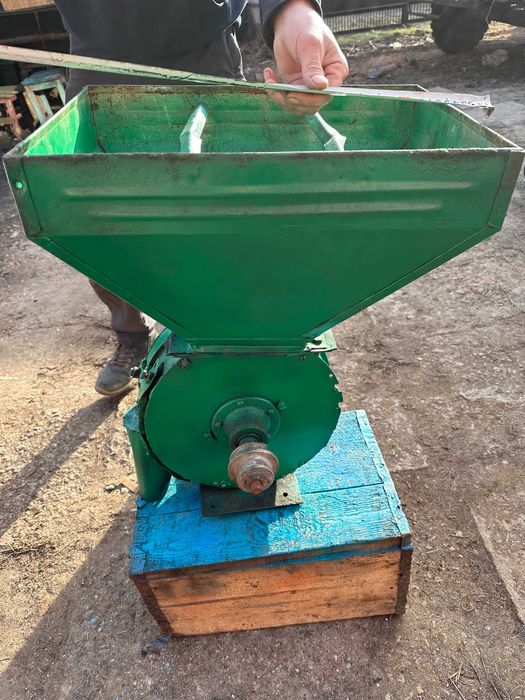 Хозяйственная зернодробилка ДКУ