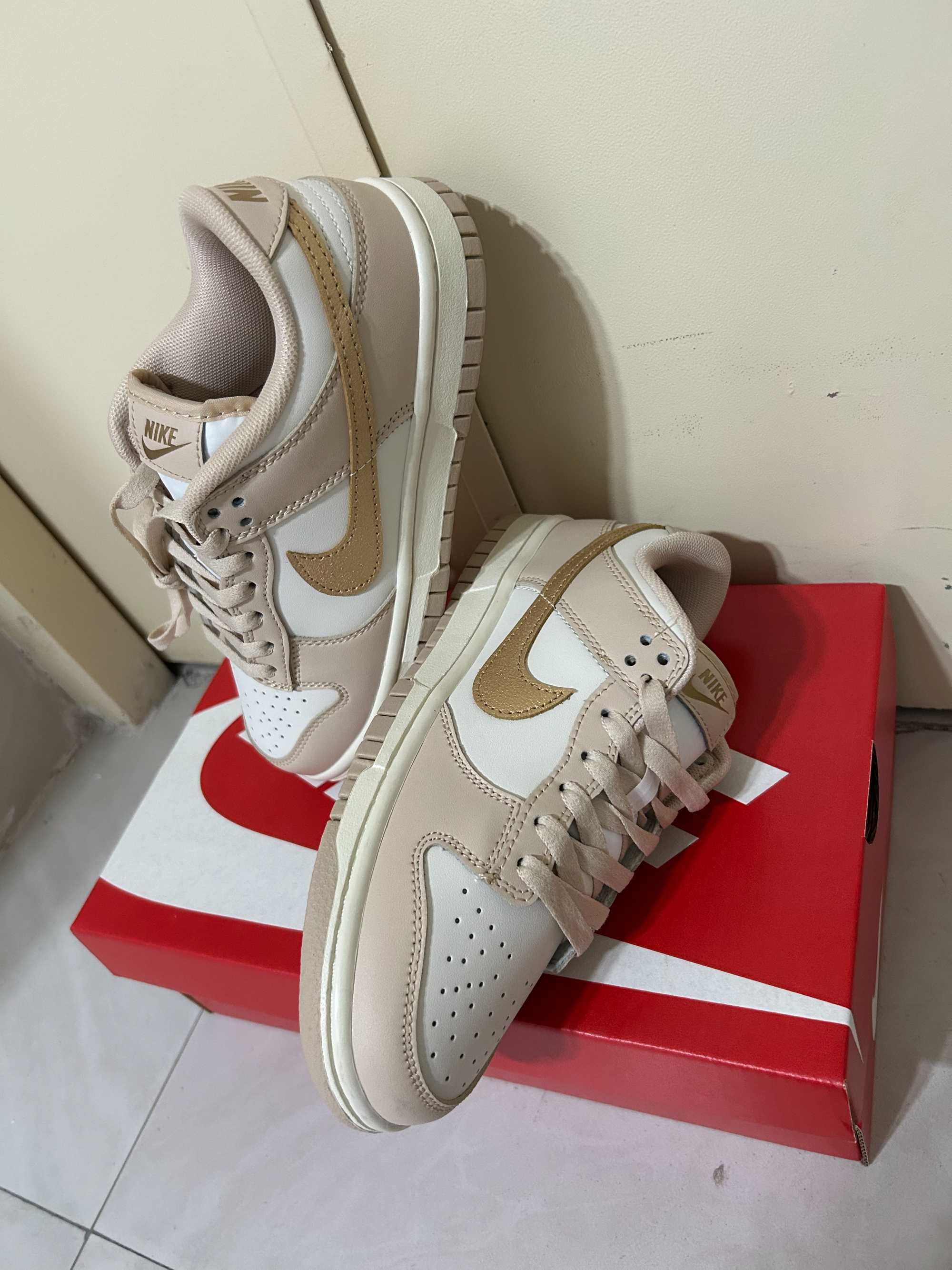 Duunk Low Gold Swoosh 40