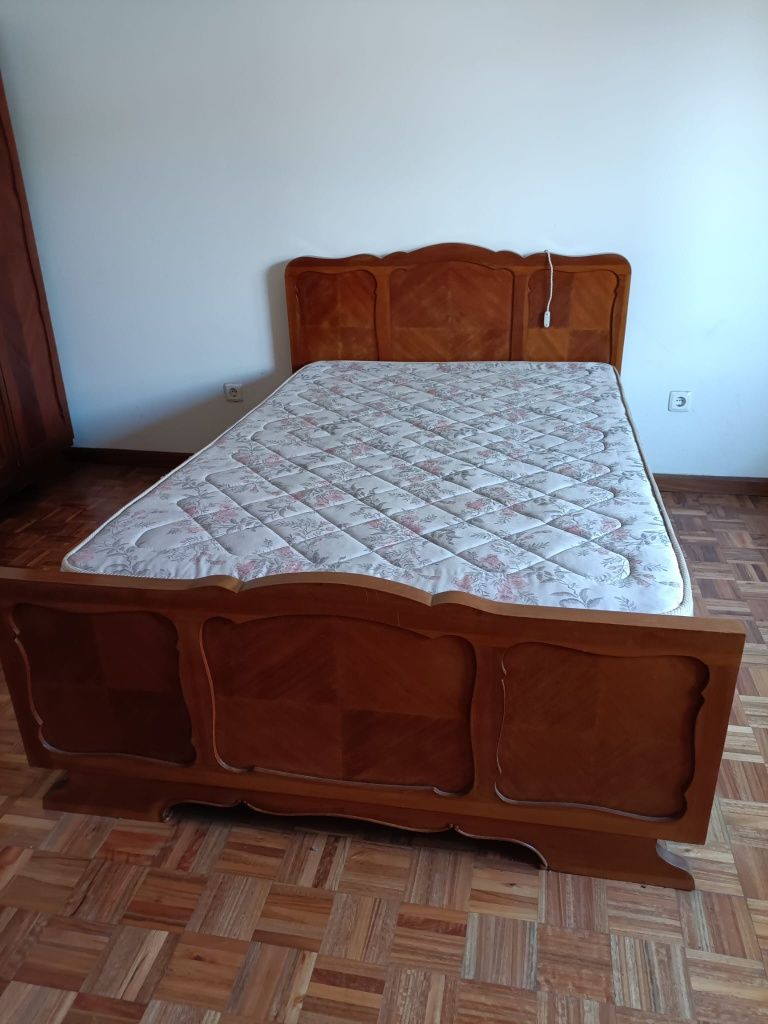 Conjunto de Mobiliário de Quarto Clássico em Madeira Maciça