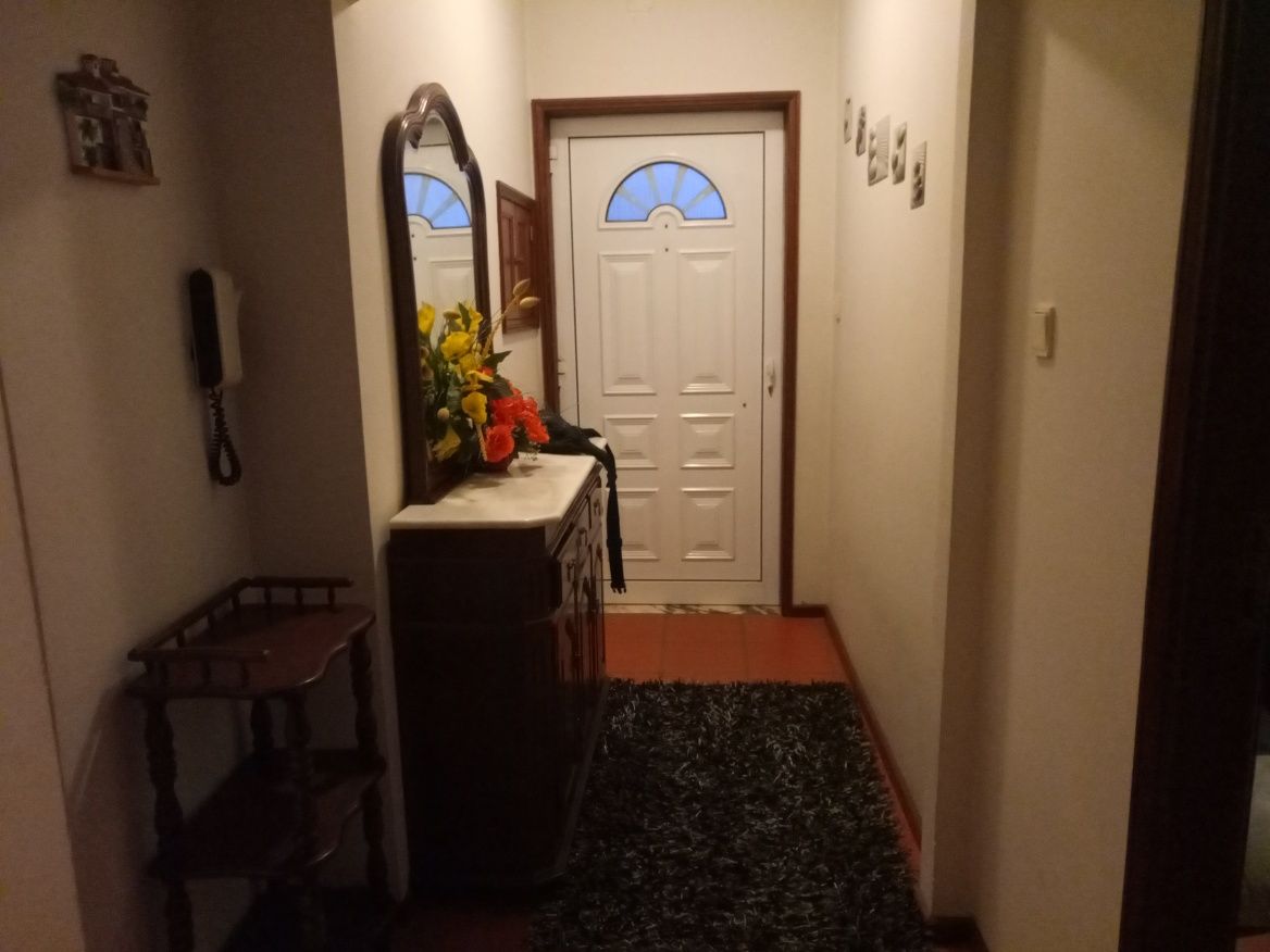 Arrenda se casa com 3 quartos em Arcozelo -Barcelos