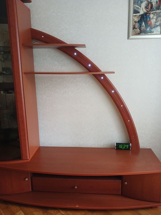 Шафа в вітальню. Не нова.