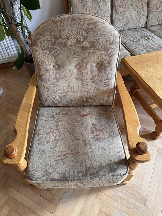 Dębowy zestaw wypoczynkowy sofa z funkcją spania, trzy fotele i stolik