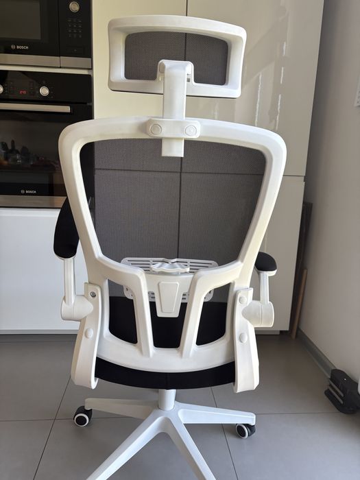 Fotel biurowy czarny material/ biale dodatki