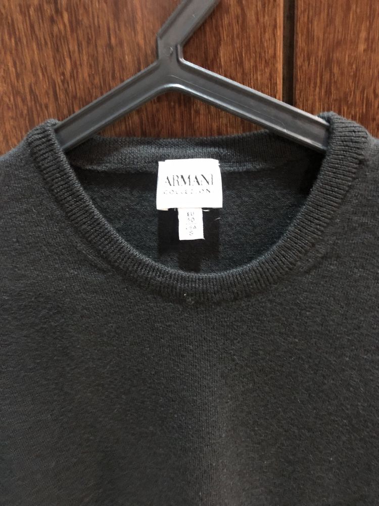 Camisola cinzenta da marca Armani