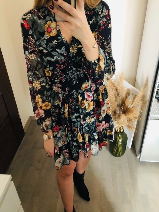 Czarna kwiecista sukienka