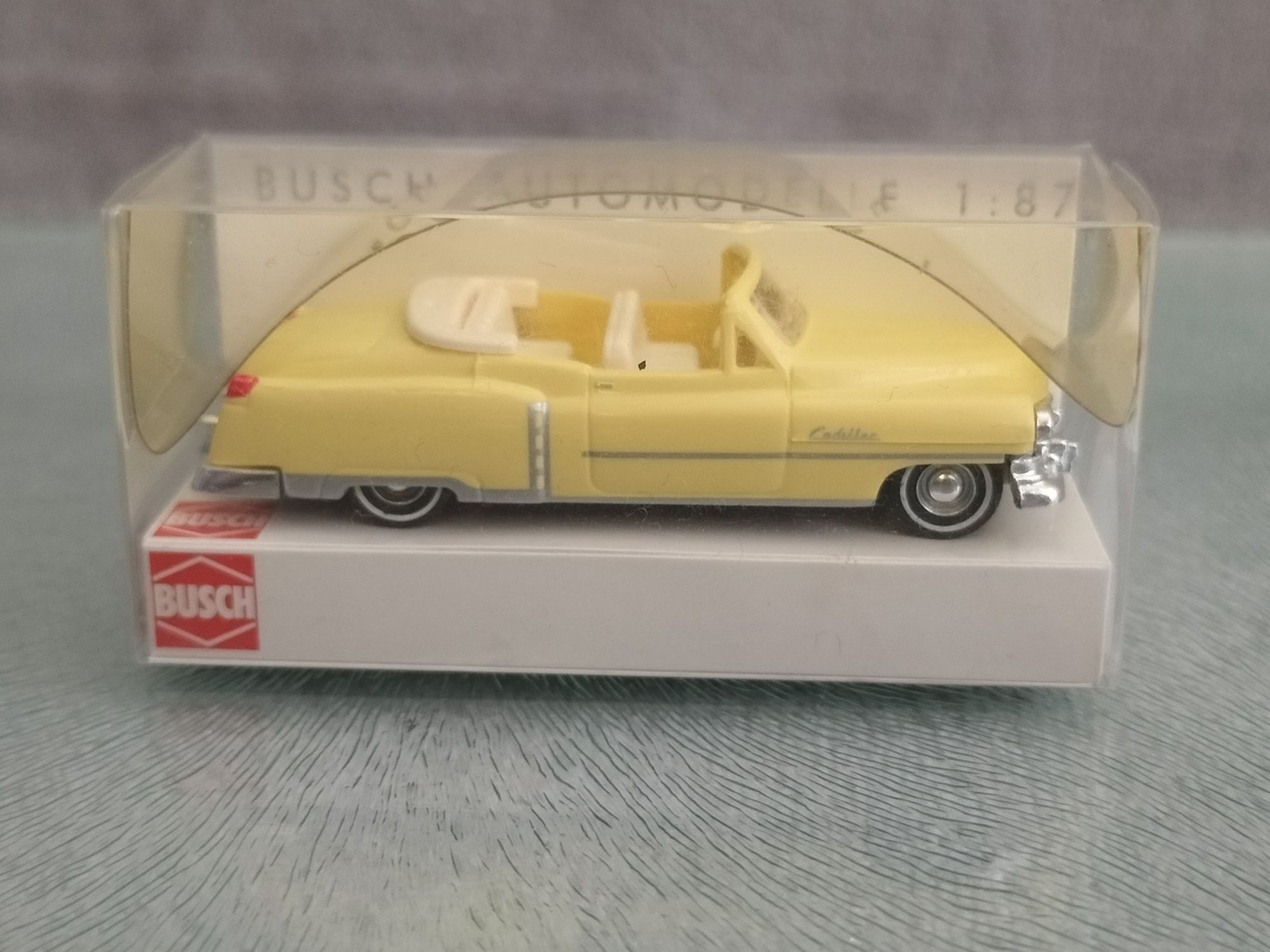 Busch 1/87 Cadillac Cabrio "52" geel Model 43408 Skala 1:87