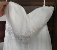 Piękna suknia z koronką w kolorze białym