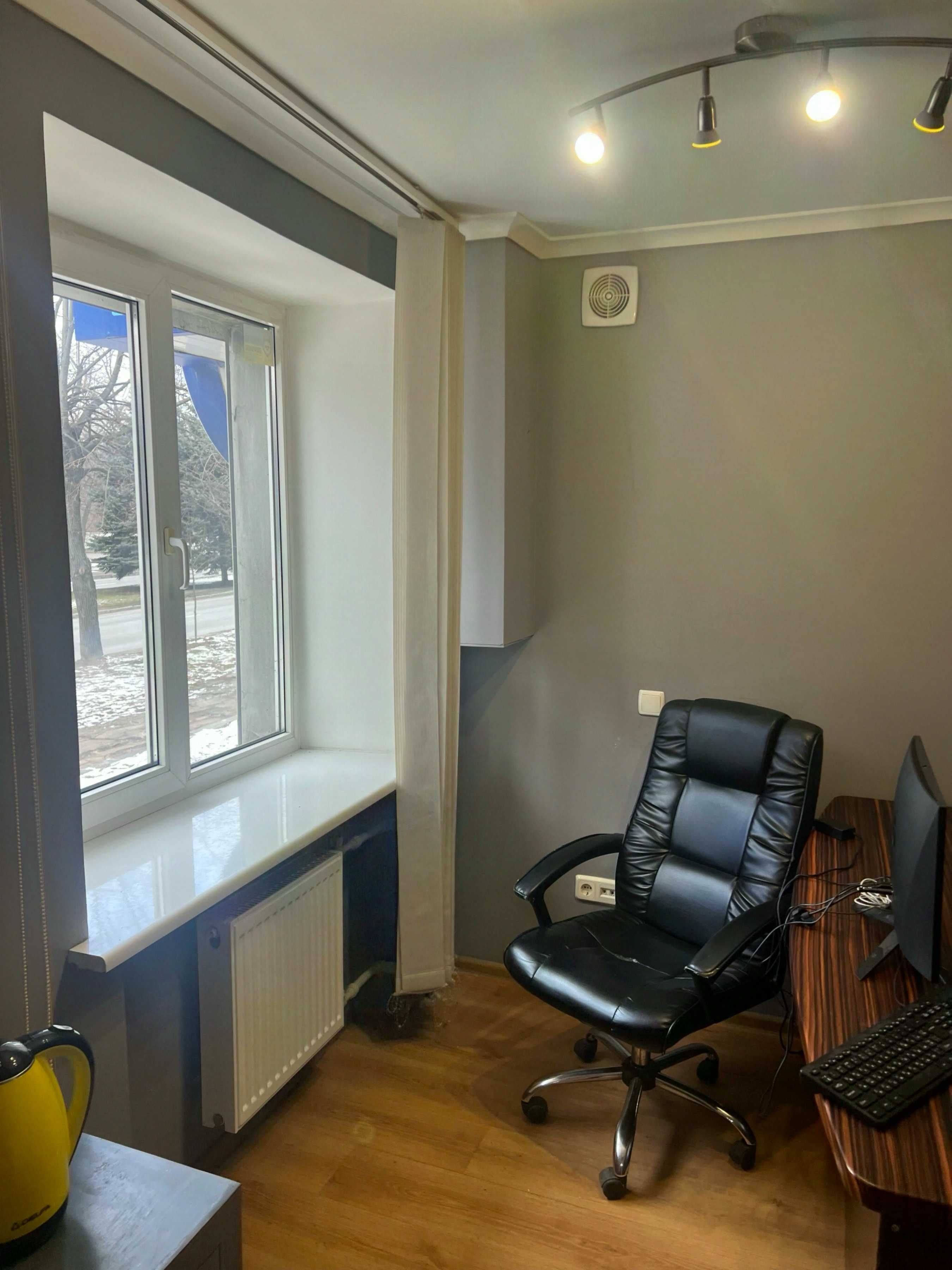 Продам 1 кім. квартиру-офіс на пр. Науки (Гагаріна), червона лінія.