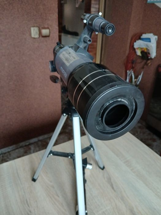 Teleskop na statywie