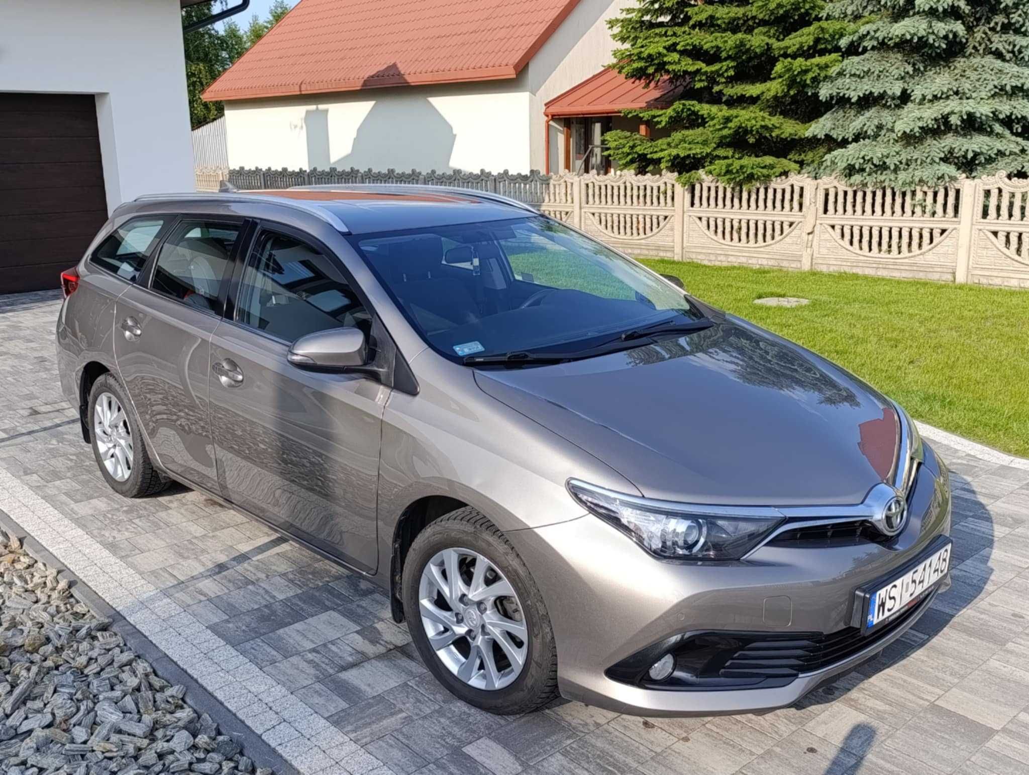 Toyota Auris II po liftingu, 1.6 benzyna 132KM, 2015 r Salon Polska