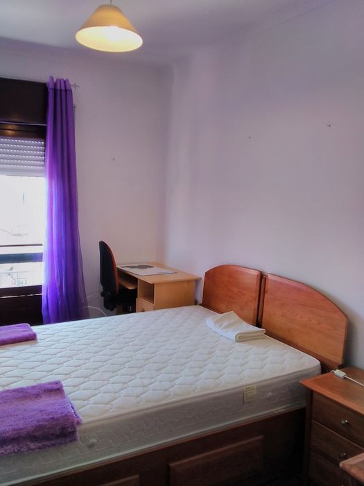 Quarto mobilado.