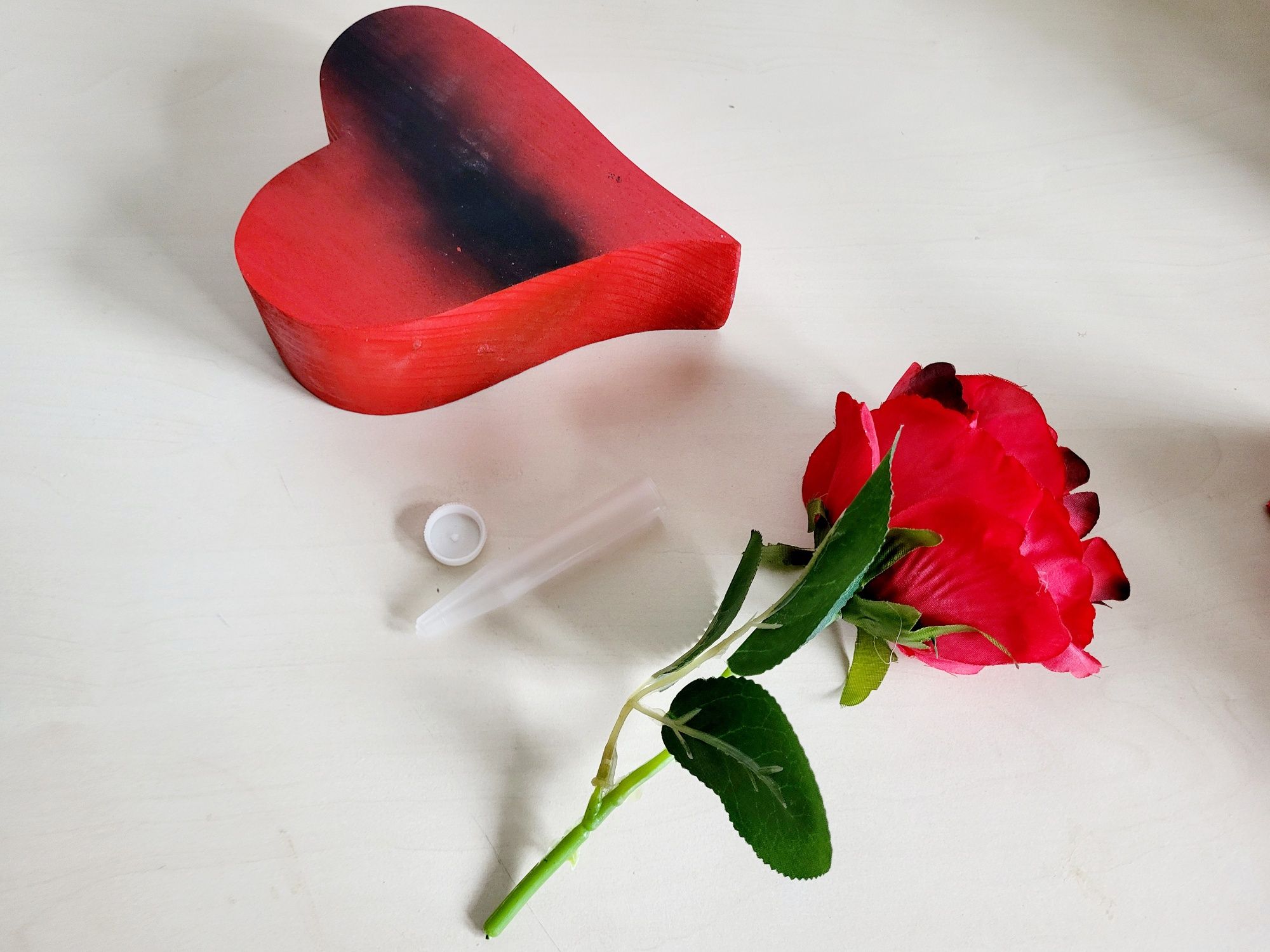 Wazon drewniany z różą na Walentynki praktyczny prezent na żywe kwiaty