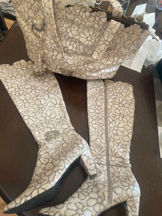 Сумка з чобітками із перламутрової шкіри в квітах