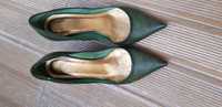 Sapatos em pele cor verde