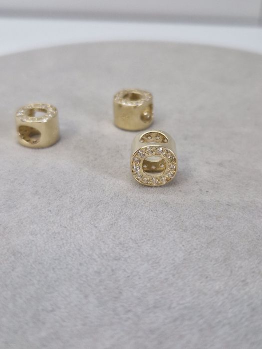 Nowy złoty charms litera O