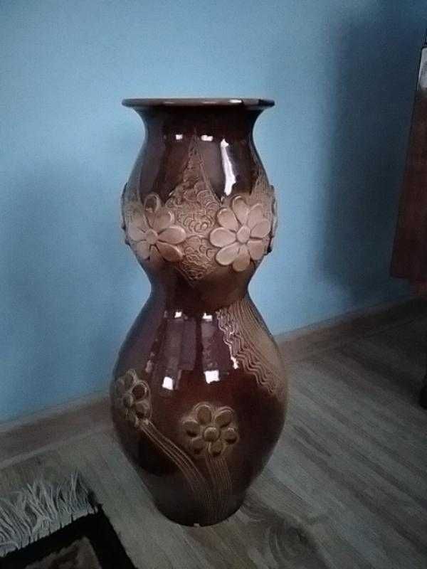 Керамічна ваза витонченої форми