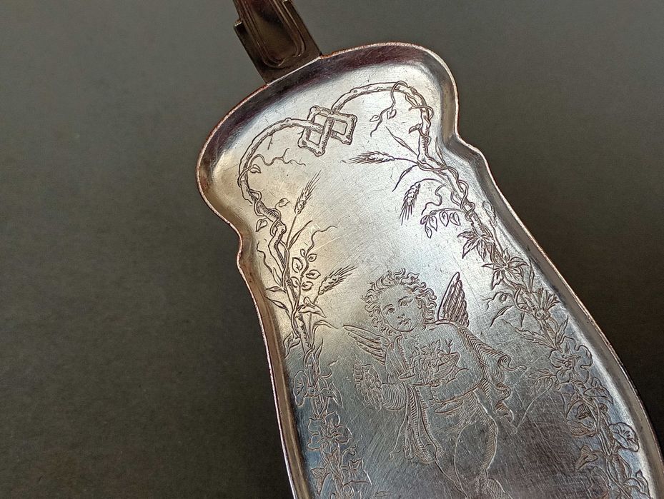 Posrebrzana łopatka do ciasta z amorkiem