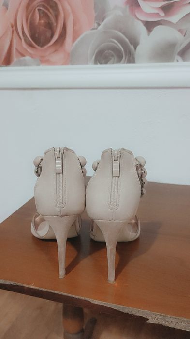 Босоножки на шпильке.