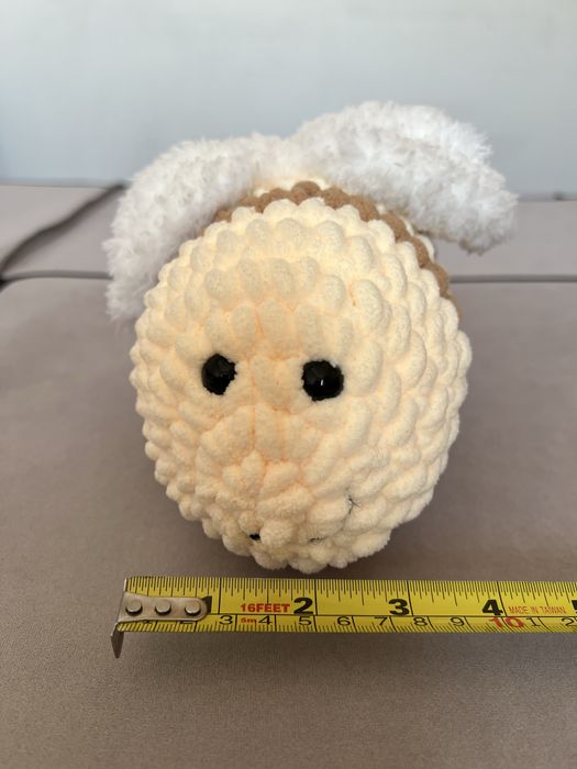 Boneca em corchê da Pelúcia de Abelha Fofa – Macia e Encantadora!