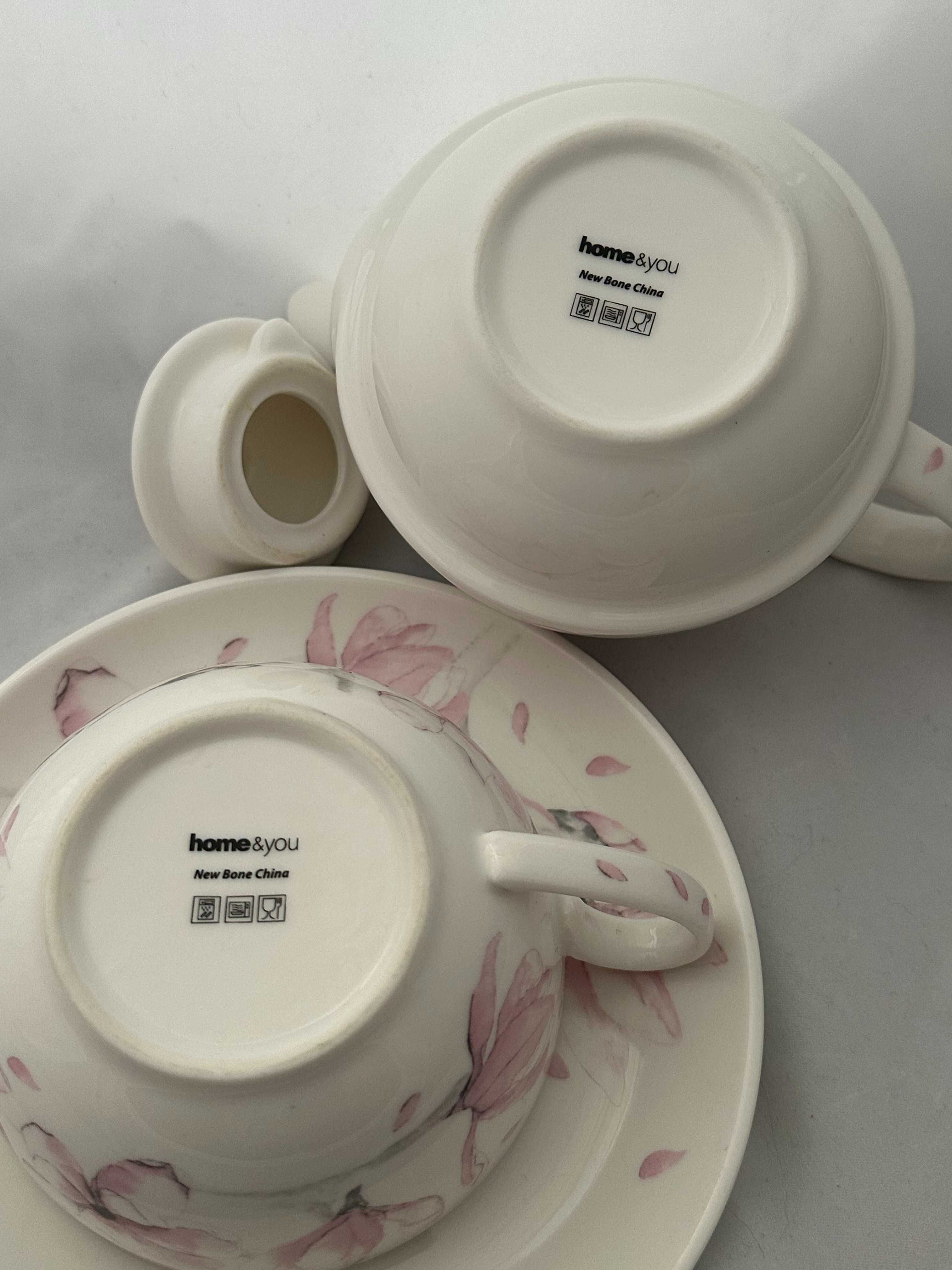 Czajnik z filiżanką + talerzyk Home&You, New Bone China, biały+kwiaty