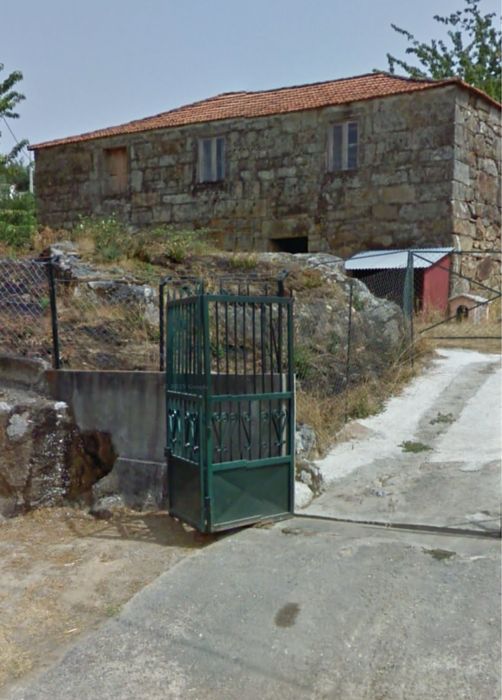 Vende-se terreno Cinfães 4700m2. Com casa para reconstrução