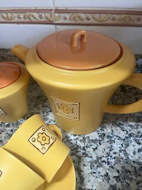Conjunto em ceramica de café - chavelas, bule, açiucareiro, leiteira