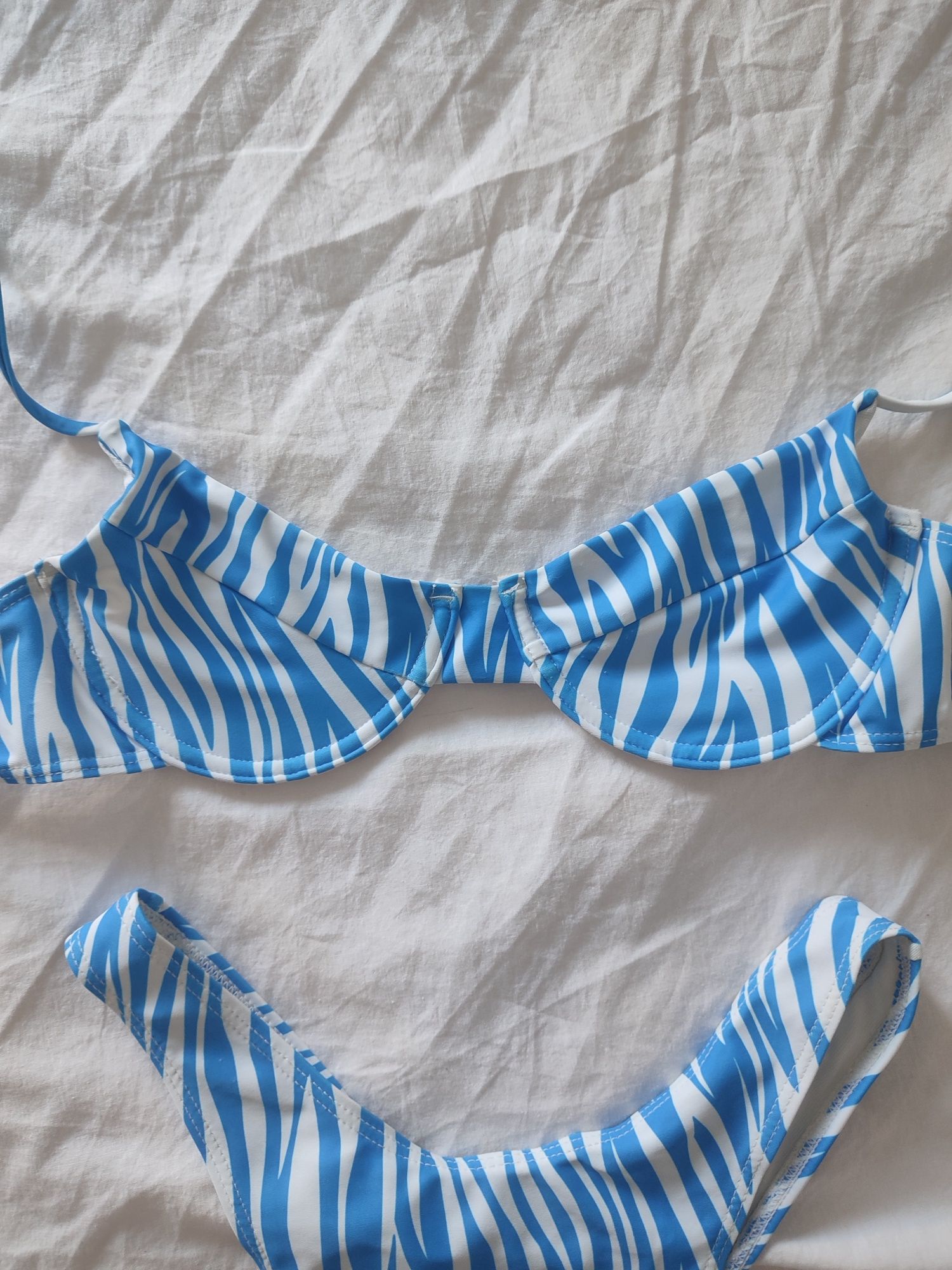 Conjunto bikini branco e azul